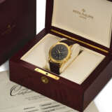 PATEK PHILIPPE, REF. 5070J-001, A FINE AND DESIRABLE 18K YELLOW GOLD CHRONOGRAPH WRISTWATCH WITH BLACK DIAL - Foto 4