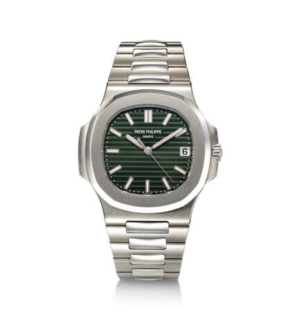 PATEK PHILIPPE, REF. 5711/1A-014, NAUTILUS, A VERY RARE AND HIGHLY DESIRABLE “GREEN DIAL” STEEL WRISTWATCH WITH DATE - Foto 1