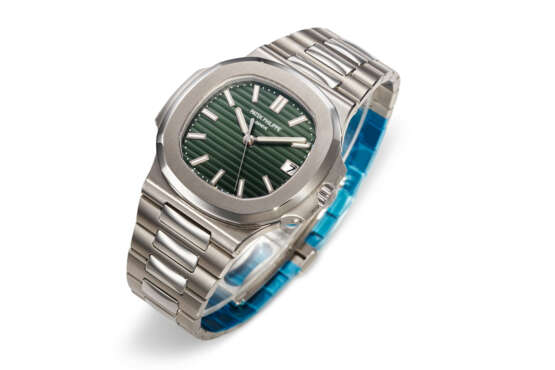 PATEK PHILIPPE, REF. 5711/1A-014, NAUTILUS, A VERY RARE AND HIGHLY DESIRABLE “GREEN DIAL” STEEL WRISTWATCH WITH DATE - photo 2