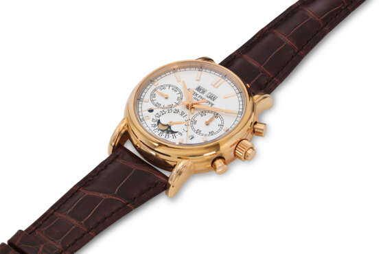 PATEK PHILIPPE, REF. 5204R-001, AN ATTRACTIVE 18K ROSE GOLD SPLIT SECOND PERPETUAL CALENDAR CHRONOGRAPH WRISTWATCH WITH MOON PHASES AND LEAP YEAR INDICATOR, RETAILED BY TIFFANY & CO - Foto 2