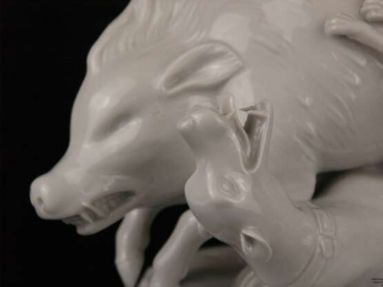 Porzellanfigur "Wildschweinjagd mit zwei Hunden" - photo 4