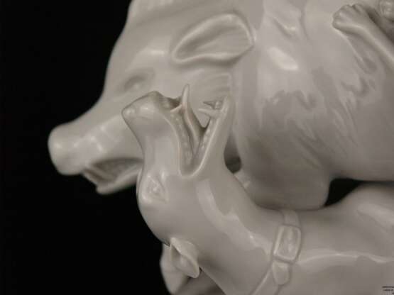 Porzellanfigur "Wildschweinjagd mit zwei Hunden" - Foto 5