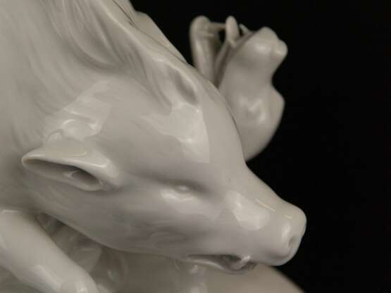 Porzellanfigur "Wildschweinjagd mit zwei Hunden" - photo 9