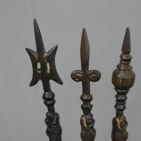 Acht Miniaturmodelle antiker ostasiatischer Stangenwaffen im passenden Ständer - photo 2