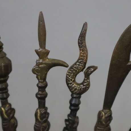 Acht Miniaturmodelle antiker ostasiatischer Stangenwaffen im passenden Ständer - фото 3