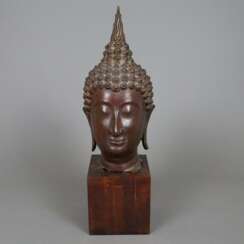 Buddhakopf auf Holzsockel