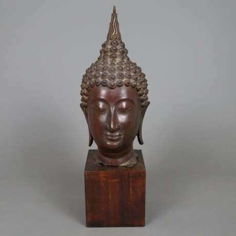 Buddhakopf auf Holzsockel - Foto 1