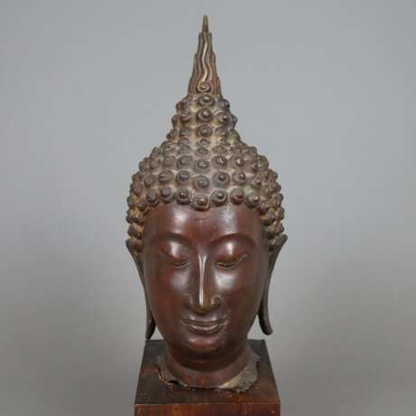 Buddhakopf auf Holzsockel - Foto 2