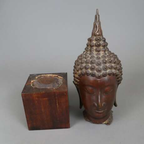 Buddhakopf auf Holzsockel - Foto 5