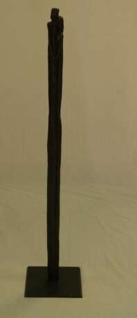 Nicht identifizierte/r Künstler des 20.Jh.- "Liebespaar", Bronze mit brauner Patina, Plinthe: ca.19,5 x 19,5 cm,auf der Plinthe Auflage "2/99",H.ca.94,5 cm - фото 1