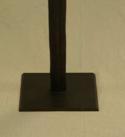 Nicht identifizierte/r Künstler des 20.Jh.- "Liebespaar", Bronze mit brauner Patina, Plinthe: ca.19,5 x 19,5 cm,auf der Plinthe Auflage "2/99",H.ca.94,5 cm - фото 2