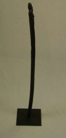 Nicht identifizierte/r Künstler des 20.Jh.- "Liebespaar", Bronze mit brauner Patina, Plinthe: ca.19,5 x 19,5 cm,auf der Plinthe Auflage "2/99",H.ca.94,5 cm - Foto 5