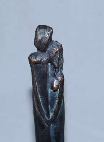 Nicht identifizierte/r Künstler des 20.Jh.- "Liebespaar", Bronze mit brauner Patina, Plinthe: ca.19,5 x 19,5 cm,auf der Plinthe Auflage "2/99",H.ca.94,5 cm - фото 6