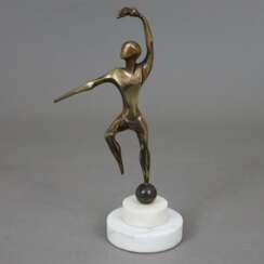 Abstrahierte Figur mit Fackel auf einer Kugel balancierend -20.Jh.- Bronze, patiniert, auf gestuftem Marmorsockel, H.ca.21cm