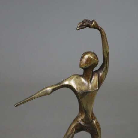 Abstrahierte Figur mit Fackel auf einer Kugel balancierend -20.Jh.- Bronze, patiniert, auf gestuftem Marmorsockel, H.ca.21cm - Foto 2