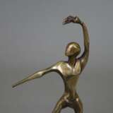 Abstrahierte Figur mit Fackel auf einer Kugel balancierend -20.Jh.- Bronze, patiniert, auf gestuftem Marmorsockel, H.ca.21cm - photo 2