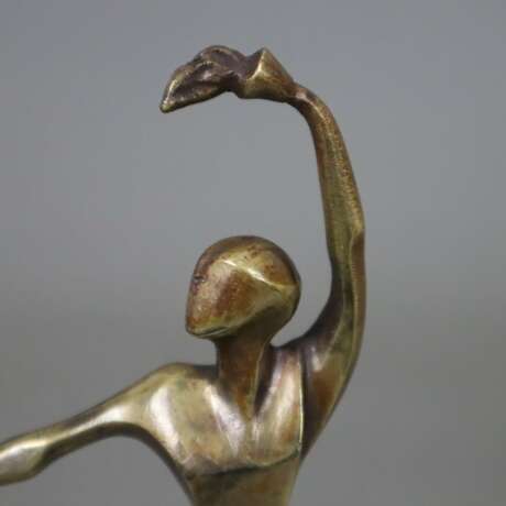 Abstrahierte Figur mit Fackel auf einer Kugel balancierend -20.Jh.- Bronze, patiniert, auf gestuftem Marmorsockel, H.ca.21cm - photo 3