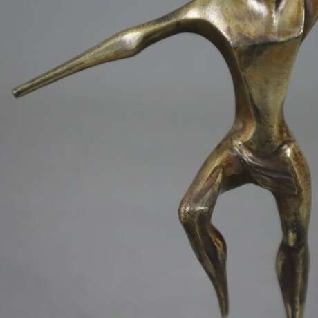 Abstrahierte Figur mit Fackel auf einer Kugel balancierend -20.Jh.- Bronze, patiniert, auf gestuftem Marmorsockel, H.ca.21cm - Foto 4
