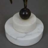 Abstrahierte Figur mit Fackel auf einer Kugel balancierend -20.Jh.- Bronze, patiniert, auf gestuftem Marmorsockel, H.ca.21cm - photo 5