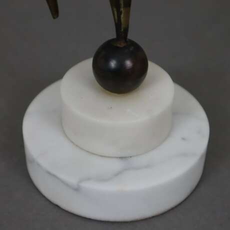 Abstrahierte Figur mit Fackel auf einer Kugel balancierend -20.Jh.- Bronze, patiniert, auf gestuftem Marmorsockel, H.ca.21cm - photo 5