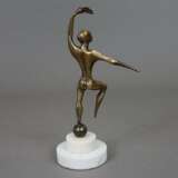 Abstrahierte Figur mit Fackel auf einer Kugel balancierend -20.Jh.- Bronze, patiniert, auf gestuftem Marmorsockel, H.ca.21cm - Foto 6