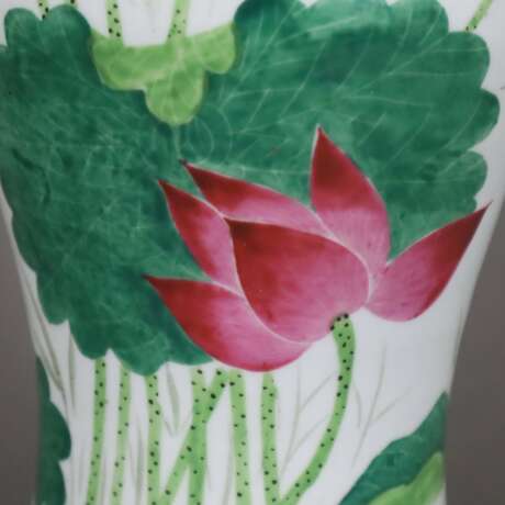 Yan Yan-Vase- China, Anfang 20.Jh., polychrome florale Bemalung mit blühenden Lotospflanzen in Aufglasur, Beschriftung in chinesischer Kalligrafie, ungemarkt, Schriftzeichen teils berieben, Höhe ca. 35 cm, Dm. ca. 19,5 cm - photo 5