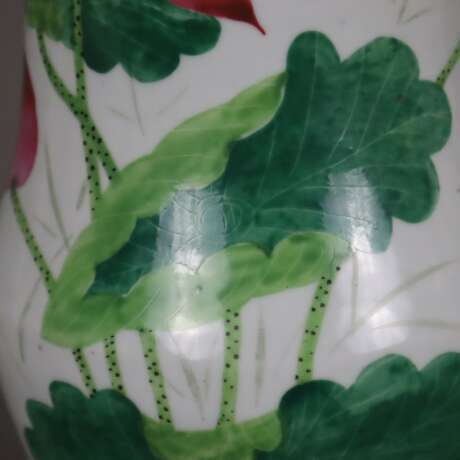 Yan Yan-Vase- China, Anfang 20.Jh., polychrome florale Bemalung mit blühenden Lotospflanzen in Aufglasur, Beschriftung in chinesischer Kalligrafie, ungemarkt, Schriftzeichen teils berieben, Höhe ca. 35 cm, Dm. ca. 19,5 cm - photo 6