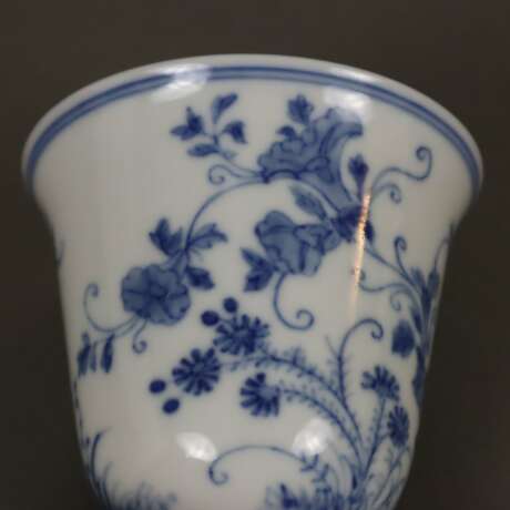 Blau-weißer Porzellanbecher - Foto 5