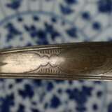 Blau-weißer Teller mit Silbermontur - фото 12