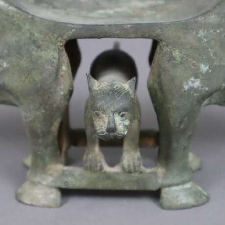 Kleiner figürlicher Opfertisch im Stil der Dian-Kultur (3.-2.Jh. v.Chr.) - Foto 4