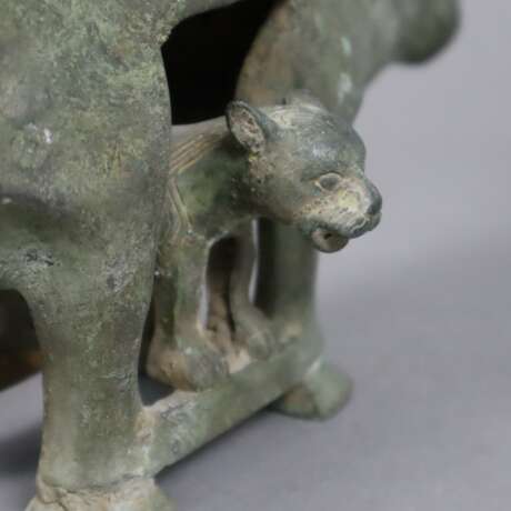 Kleiner figürlicher Opfertisch im Stil der Dian-Kultur (3.-2.Jh. v.Chr.) - photo 5