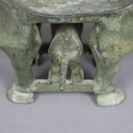 Kleiner figürlicher Opfertisch im Stil der Dian-Kultur (3.-2.Jh. v.Chr.) - Foto 6