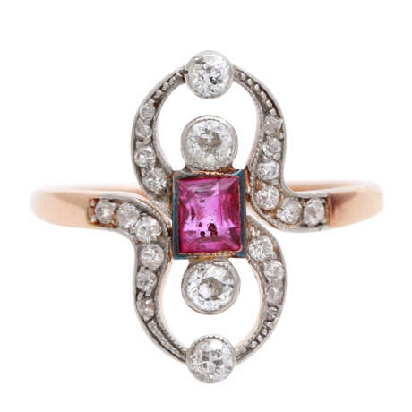 Belle Epoque Ring mit 1 Rubin und Diamanten - photo 1