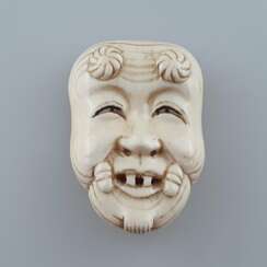 Kleine Nō-Maske / Okimono- Elfenbein fein geschnitzt und graviert, Nō-Maske vom Typ Okina (Darstellung des „lächelnden alten Mannes“), ca. 2,4 x 3 cm, ca.12,8 g, Japan, ca. Taishō-/ frühe Shōwa-Zeit