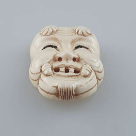 Kleine Nō-Maske / Okimono- Elfenbein fein geschnitzt und graviert, Nō-Maske vom Typ Okina (Darstellung des „lächelnden alten Mannes“), ca. 2,4 x 3 cm, ca.12,8 g, Japan, ca. Taishō-/ frühe Shōwa-Zeit - Foto 2
