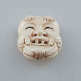 Kleine Nō-Maske / Okimono- Elfenbein fein geschnitzt und graviert, Nō-Maske vom Typ Okina (Darstellung des „lächelnden alten Mannes“), ca. 2,4 x 3 cm, ca.12,8 g, Japan, ca. Taishō-/ frühe Shōwa-Zeit - photo 2