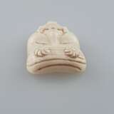Kleine Nō-Maske / Okimono- Elfenbein fein geschnitzt und graviert, Nō-Maske vom Typ Okina (Darstellung des „lächelnden alten Mannes“), ca. 2,4 x 3 cm, ca.12,8 g, Japan, ca. Taishō-/ frühe Shōwa-Zeit - фото 4