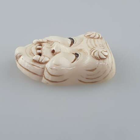 Kleine Nō-Maske / Okimono- Elfenbein fein geschnitzt und graviert, Nō-Maske vom Typ Okina (Darstellung des „lächelnden alten Mannes“), ca. 2,4 x 3 cm, ca.12,8 g, Japan, ca. Taishō-/ frühe Shōwa-Zeit - Foto 5
