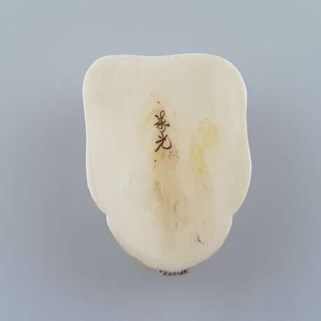 Kleine Nō-Maske / Okimono- Elfenbein fein geschnitzt und graviert, Nō-Maske vom Typ Okina (Darstellung des „lächelnden alten Mannes“), ca. 2,4 x 3 cm, ca.12,8 g, Japan, ca. Taishō-/ frühe Shōwa-Zeit - photo 6