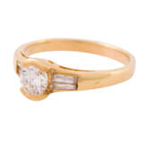 Ring mit Brillant ca. 0,5 ct flankiert von 4 Diamanttrapezen, - Foto 5