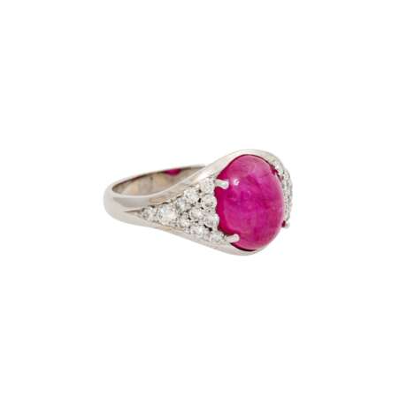 Ring mit Rubincabochon ca. 5 ct, flankiert von Brillanten von zus. ca. 0,5 ct, - photo 1