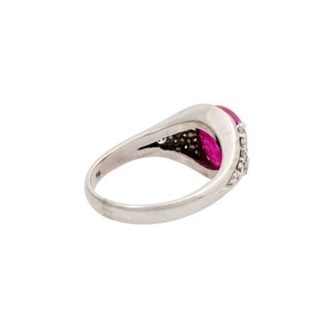 Ring mit Rubincabochon ca. 5 ct, flankiert von Brillanten von zus. ca. 0,5 ct, - Foto 3