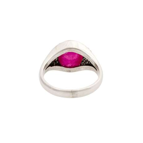 Ring mit Rubincabochon ca. 5 ct, flankiert von Brillanten von zus. ca. 0,5 ct, - Foto 4