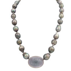 Perlenkette mit großem Turmalincabochon