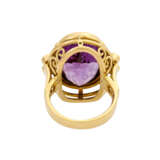 Ring mit ovalem Amethyst und 4 Brillanten von zus. ca. 0,3 ct, - фото 4