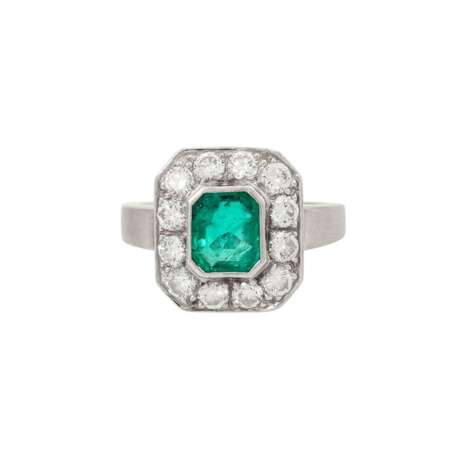 Ring mit Smaragd von ca. 1,3 ct und Brillanten von zus. ca. 1 ct, - Foto 2