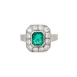 Ring mit Smaragd von ca. 1,3 ct und Brillanten von zus. ca. 1 ct, - фото 2