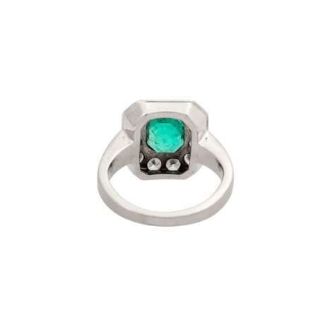 Ring mit Smaragd von ca. 1,3 ct und Brillanten von zus. ca. 1 ct, - фото 4