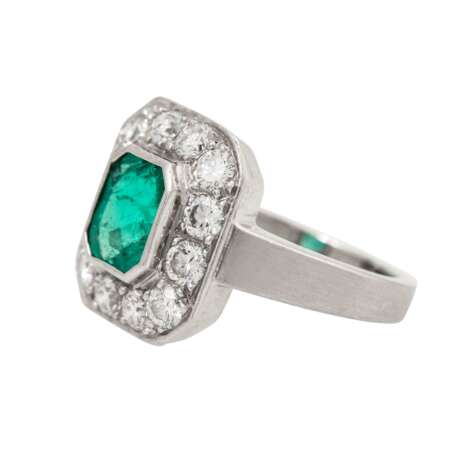 Ring mit Smaragd von ca. 1,3 ct und Brillanten von zus. ca. 1 ct, - фото 5