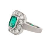 Ring mit Smaragd von ca. 1,3 ct und Brillanten von zus. ca. 1 ct, - photo 5